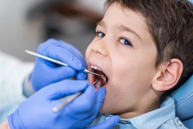 Düzenli diş check-up, küçük çocuk