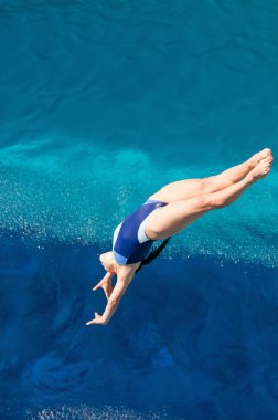Hava sıçrama tahtası geri dalış sırasında kadında