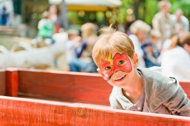 Çocuk yüz boyama ile gülümseyen