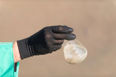 Teknisyen el ile kirli su örneği 