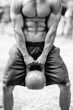 CrossFit atlet su ısıtıcısı çan ile