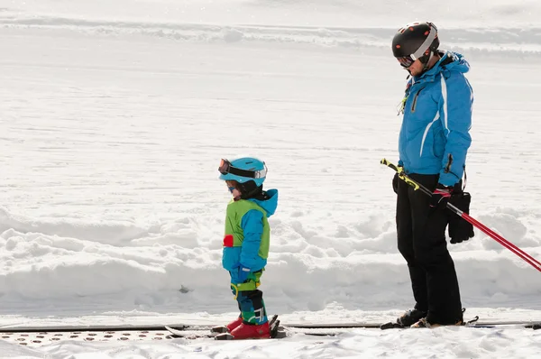 Entrenador de esquí y niño pequeño esquiando — Foto de Stock