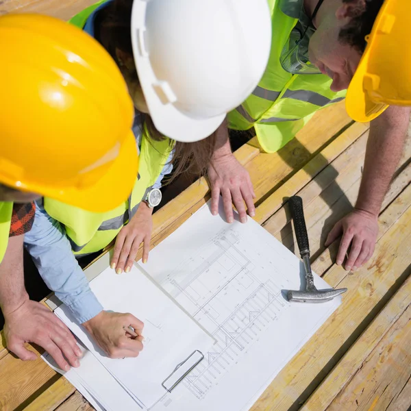 Architect looking at blueprint — Stock Photo, Image