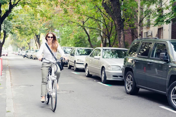 Mujer montando bicicleta eléctrica — Foto de Stock