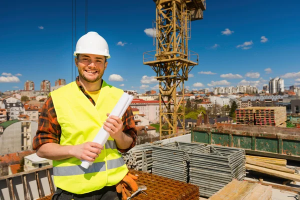 Pracownik budowlany pozowanie z blueprint — Zdjęcie stockowe