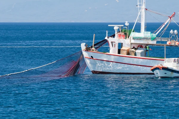 Sieci puliling łódź Śródziemnego rybackich — Zdjęcie stockowe