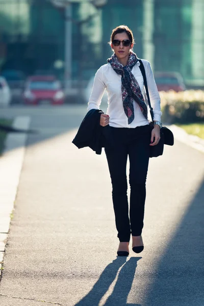 Empresaria caminando por la calle de la ciudad — Foto de Stock