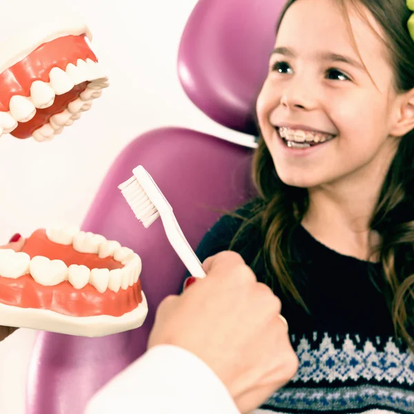 Lány fogorvos higiéniai megismerése — Stock Fotó