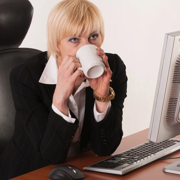 Geschäftsfrau trinkt Kaffee — Stockfoto