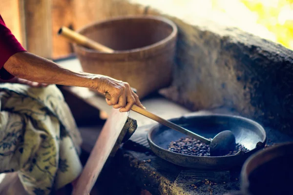 Vezető kéz a cibet kávé pörkölés — Stock Fotó