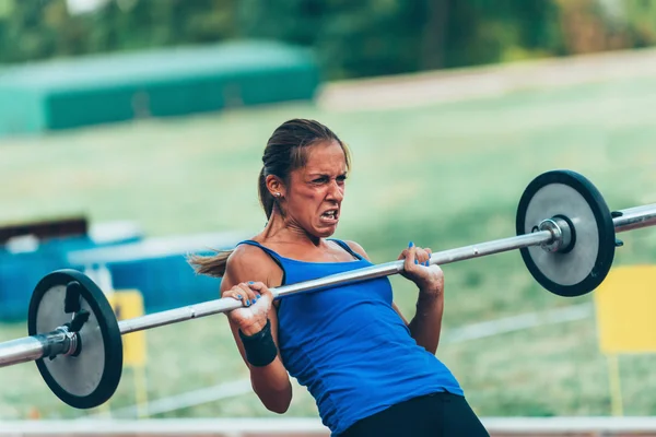 Female lifting  barbell — Stock Photo, Image