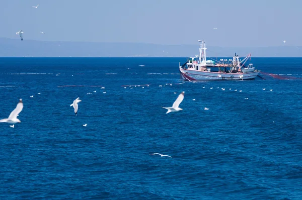 Földközi-tengeri halászat hajó puliling hálók — Stock Fotó