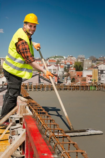 Trabalhador da construção civil alisamento concreto — Fotografia de Stock