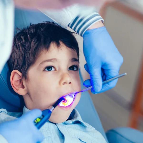 Dentista secando dente menino — Fotografia de Stock