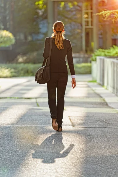 Geschäftsfrau geht in grüne Stadt zur Arbeit — Stockfoto