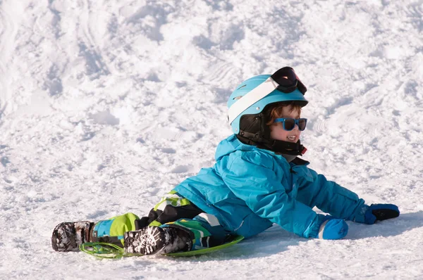 Petit garçon grimpant sur la neige — Photo