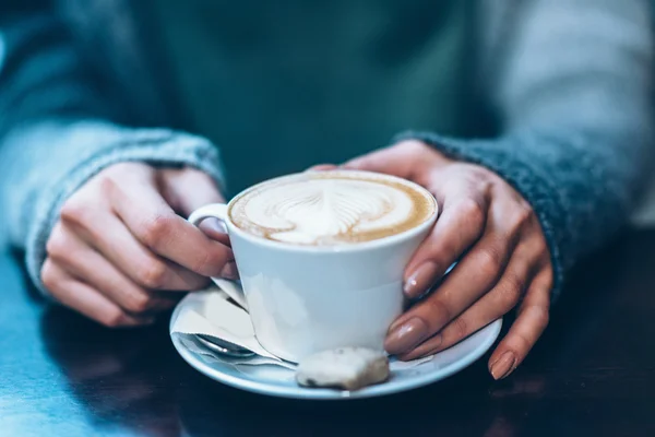 Mains féminines tenant une tasse de café — Photo