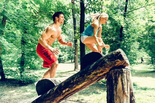 Fitnesspaar auf Fitness-Probe — Stockfoto