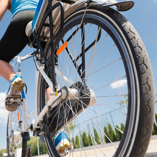 Femmina su bicicletta elettrica — Foto Stock