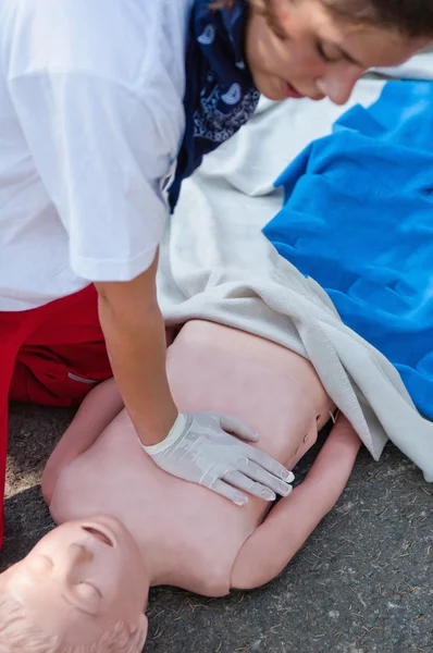 Mujer simulada ejercicio médico — Foto de Stock