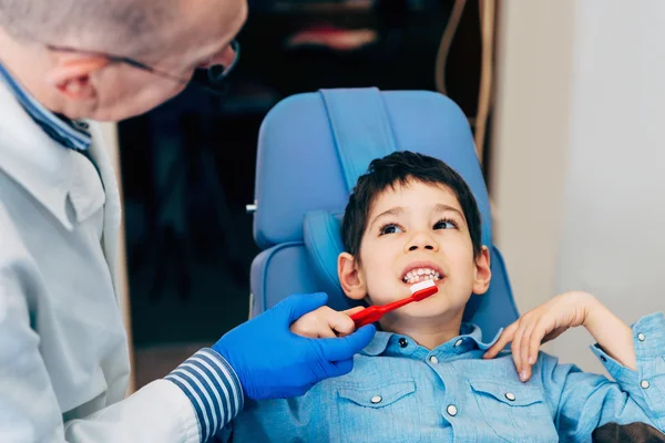 Dentista com menino — Fotografia de Stock