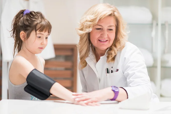 Niña midiendo la presión arterial — Foto de Stock