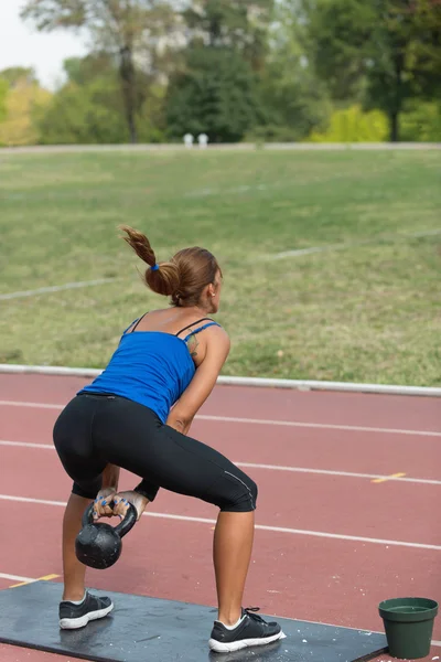 Crossfit competidor haciendo kettlebell swing — Foto de Stock