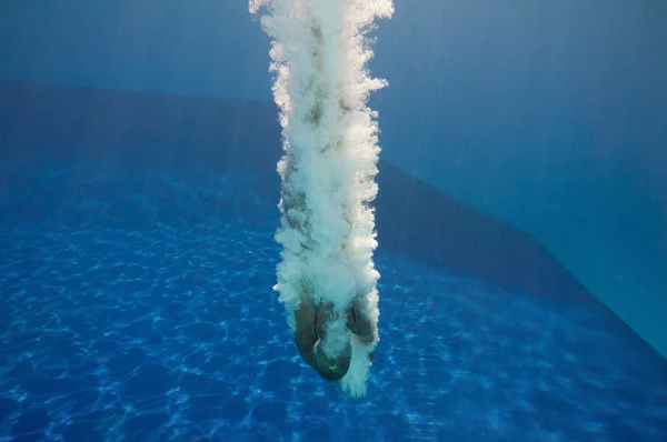 Mergulhador profissional ao entrar na água — Fotografia de Stock