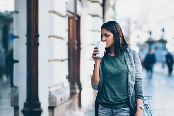 Chica con café para llevar — Foto de Stock