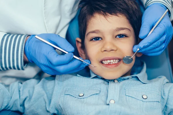 Menino no check-up dentário regular — Fotografia de Stock