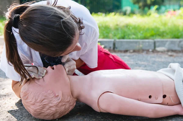 Mujer simulando ejercicio médico — Foto de Stock