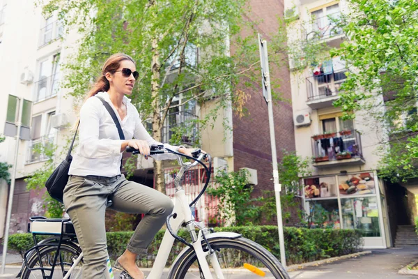 Fêmea E-bike commuter — Fotografia de Stock