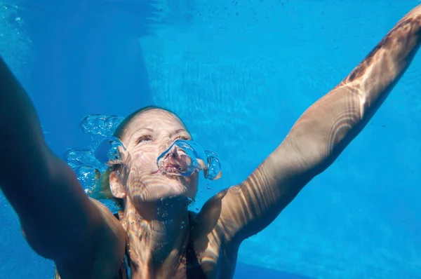 Mujer nadando hasta la superficie — Foto de Stock
