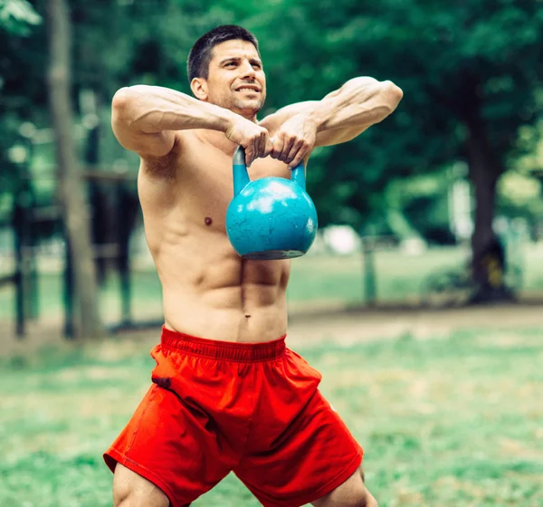 CrossFit idrottsman med kettle bell — Stockfoto