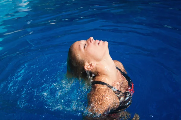 Frau kommt aus dem Wasser — Stockfoto