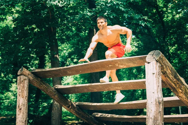 Hombre musculoso en pista de fitness — Foto de Stock