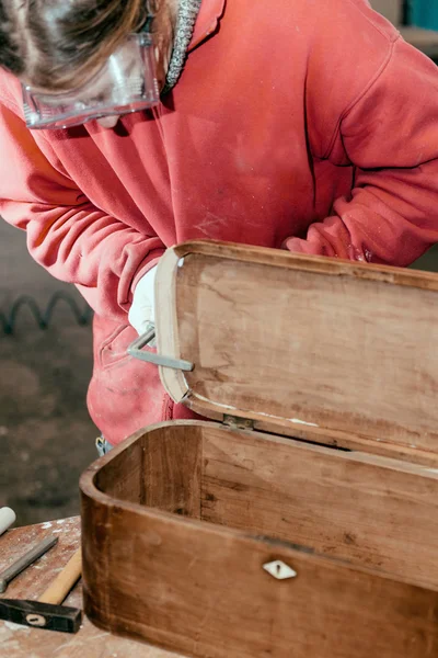 Mann arbeitet mit alten Möbeln, — Stockfoto