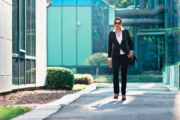 Empresaria caminando por la calle de la ciudad — Foto de Stock