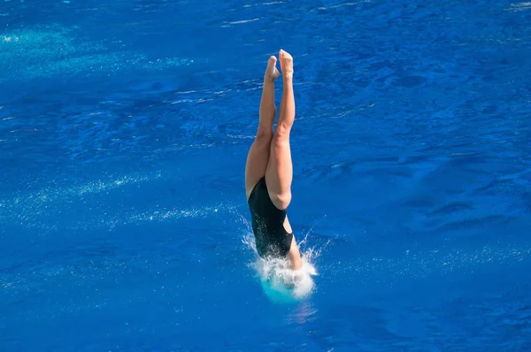 Dykare kommer in vatten med minsta splash — Stockfoto