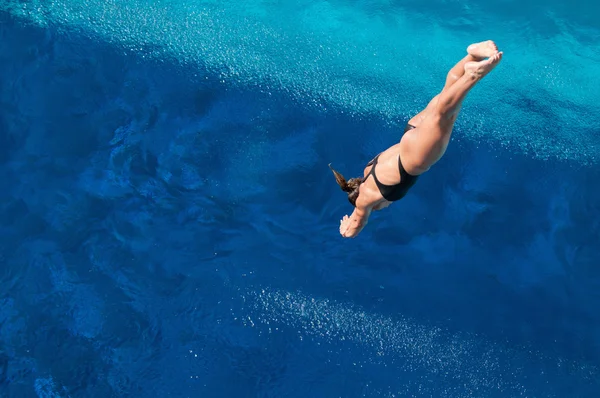 Vrouwelijke duiker op weg naar het water — Stockfoto