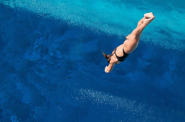 Female diver on way to water — Stock Photo, Image