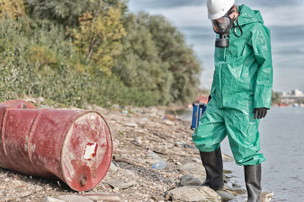  Environmentalist on pollution site
