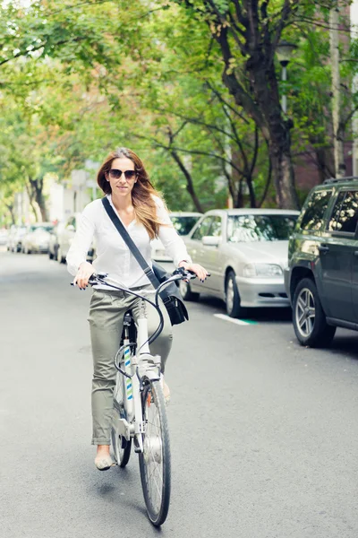 Junge Frau fährt E-Bike — Stockfoto