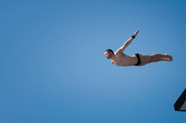 Mannen swan dykning från plattform — Stockfoto