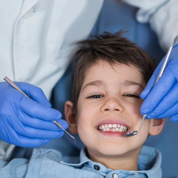 Jongetje op tandheelkundige regelmatige check-up — Stockfoto