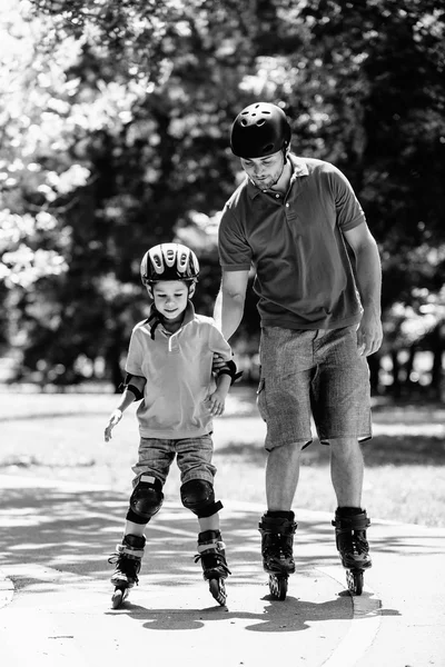 Ragazzo che impara pattinaggio a rotelle nel parco — Foto Stock