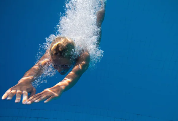 Mujer buceando en la piscina — Foto de Stock