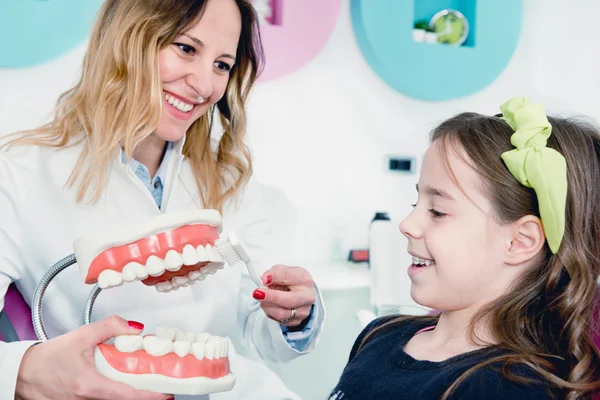 Girl at dentist learning about hygiene — Stock Photo, Image