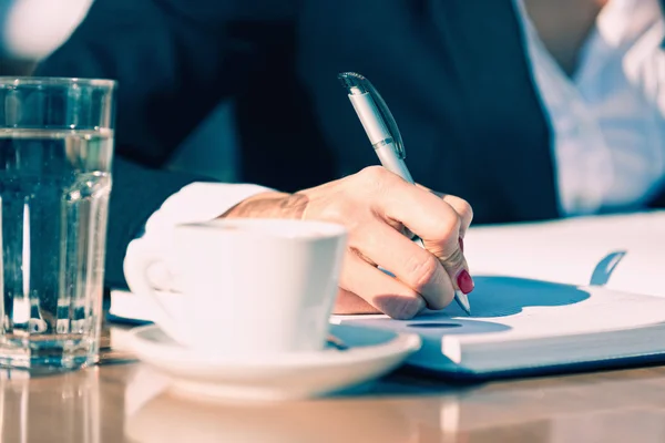 Donna che lavora sulla pausa caffè — Foto Stock