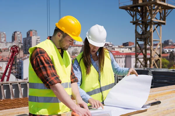 Arquiteto e trabalhador da construção — Fotografia de Stock